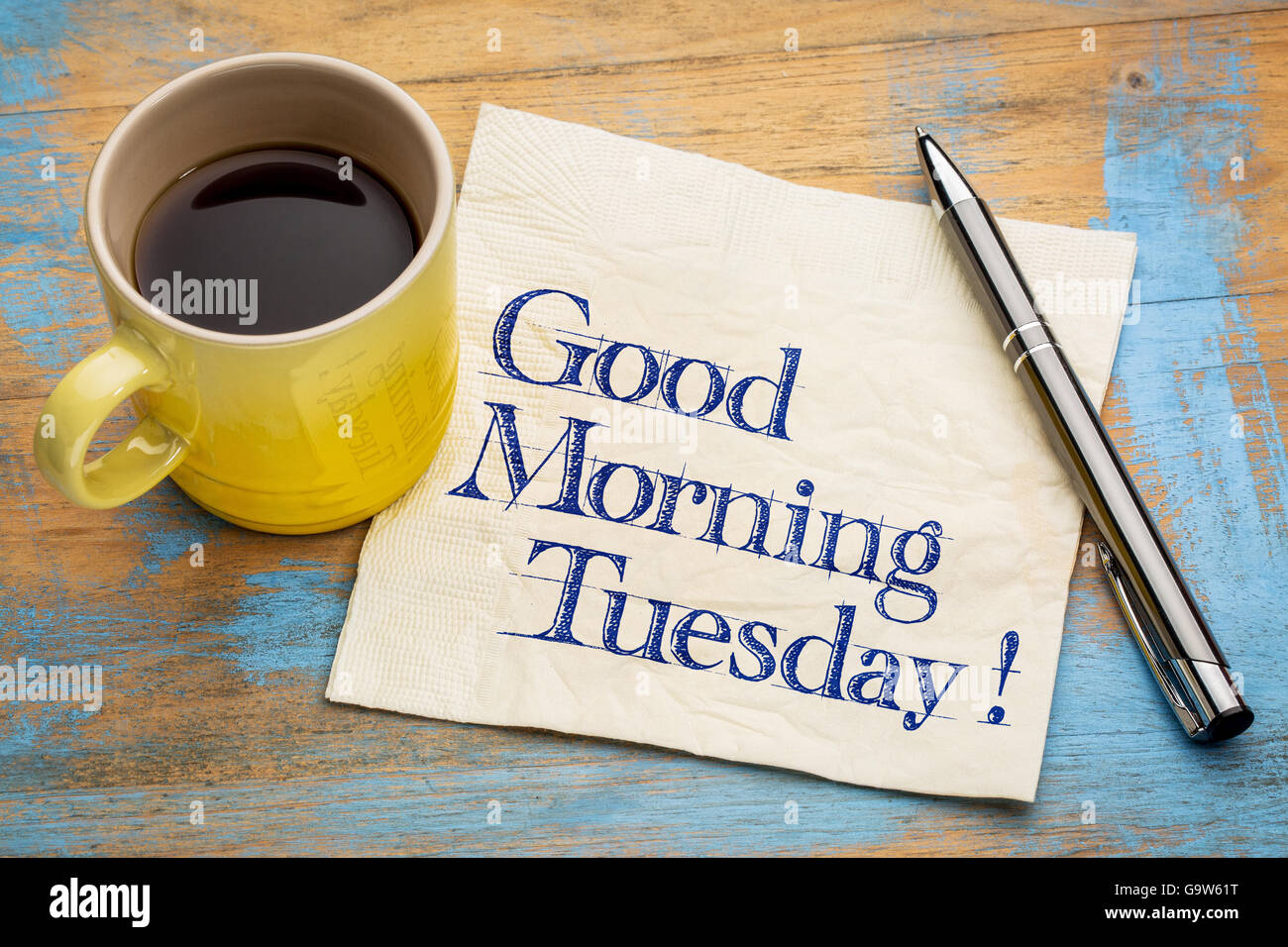 Buon mattino martedì - scrittura su un tovagliolo con una tazza di caffè espresso Foto Stock