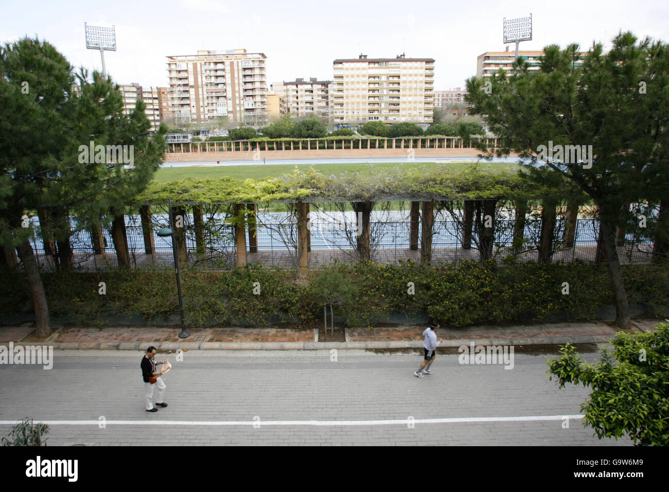 Una vista generale del Jardin del Turia nel centro di Valencia, Spagna. PREMERE ASSOCIAZIONE foto. Data immagine: Giovedì 5 aprile, 2007. I giardini della città erano il fiume Turia fino agli anni '50 quando, dopo lo scoppio delle sue rive, gli anziani della città decisero di reinstradarlo intorno alla periferia. Ora il fiume verde è un'area ricreativa simile al Central Park di New York. Il credito fotografico dovrebbe essere: Chris Ion/PA Wire. Foto Stock