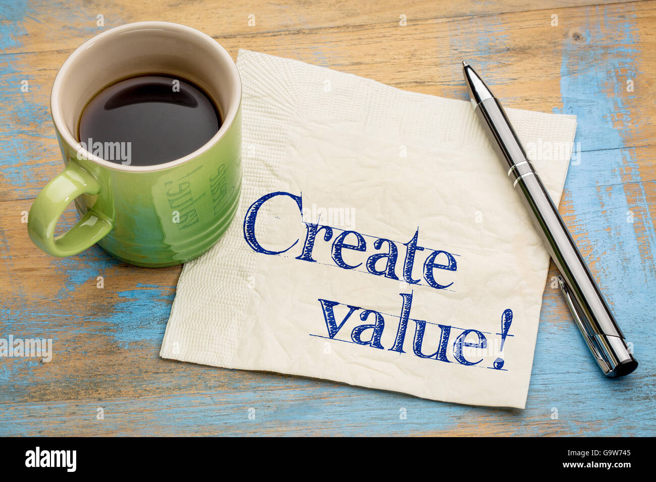 Creare valore di promemoria o consigli - ispirazione concetto - scrittura su un tovagliolo con una tazza di caffè Foto Stock