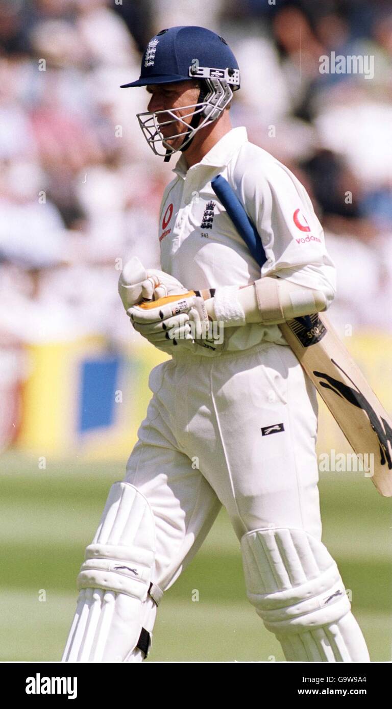 L'inglese Alec Stewart lascia il campo per 0 dopo un Cattura dal australiano Adam Gilchrist fuori dal bowling di Glenn McGrath Foto Stock