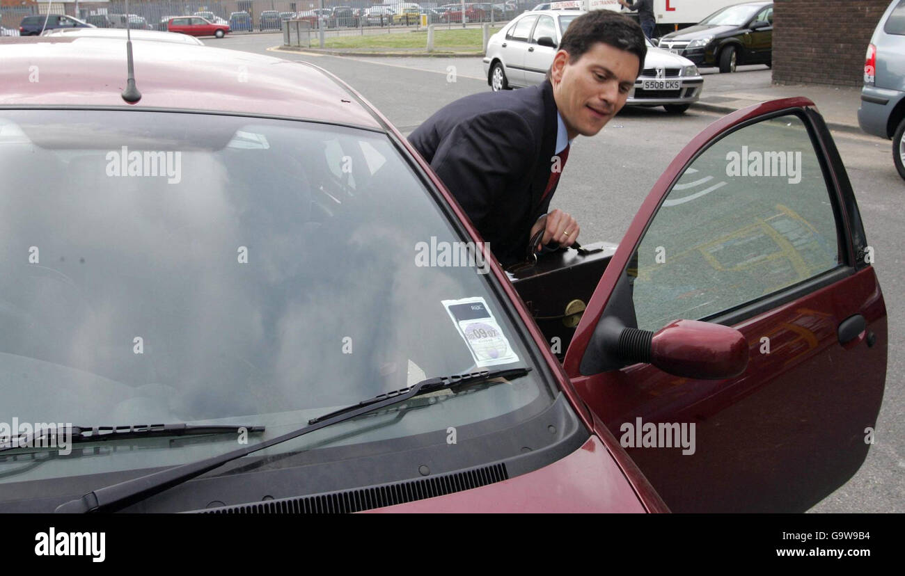 Il Segretario di Stato per l'ambiente David Miliband lascia uno sviluppo di alloggi a basso contenuto di carbonio a Slough in una Ford Ka per la stazione ferroviaria di Slough dopo la sua visita per lanciare labors 'carta pegno' sul risparmio energetico. Foto Stock Il Segretario di Stato per l'ambiente David Miliband lascia uno sviluppo di alloggi a basso contenuto di carbonio a Slough in una Ford Ka per la stazione ferroviaria di Slough dopo la sua visita per lanciare labors 'carta pegno' sul risparmio energetico. Foto Stock