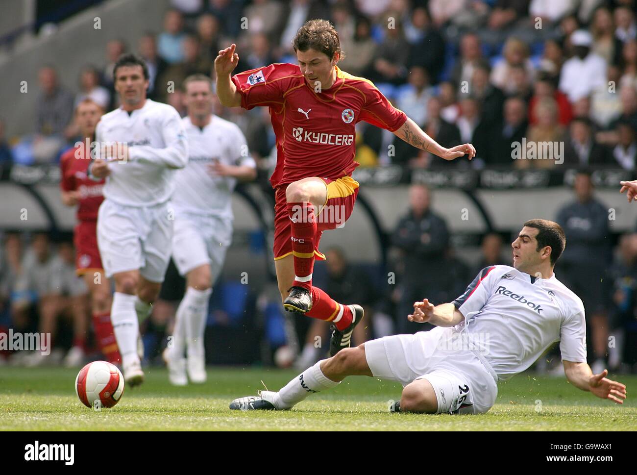 Calcio - fa Barclays Premiership - Bolton Wanderers / Reading - The Reebok Stadium. Tal ben Haim di Bolton e John Oster di Reading lottano per la palla Foto Stock