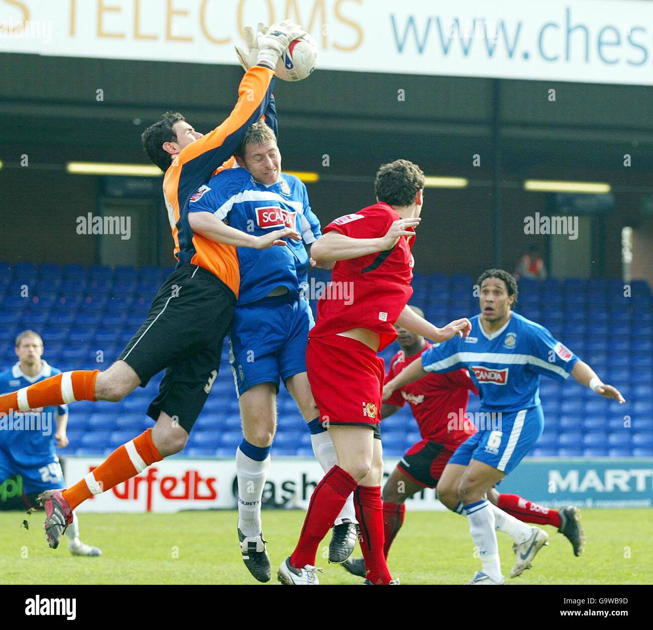 Calcio - Coca-Cola Football League Two - Stockport / Milton Keynes Dons - Edgeley Park. Il portiere di Stockport Joe Lewis (a sinistra) salva un colpo di MK Don durante la partita della Coca-Cola Football League Two a Edgeley Park, Stockport. Foto Stock