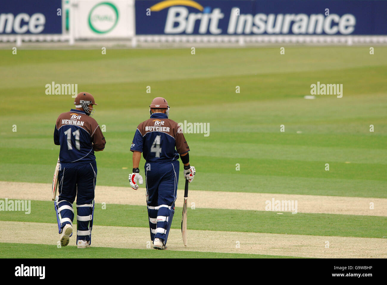 Scott Newman e Mark Butcher di Surrey Brown Caps prendono la piega Foto Stock