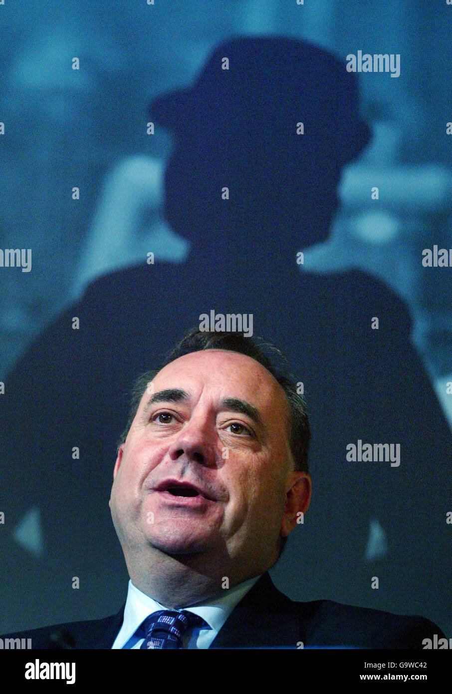 Il leader del Partito Nazionale Scozzese Alex Salmond parla alla conferenza della Federazione della polizia Scozzese a Peebles. Foto Stock
