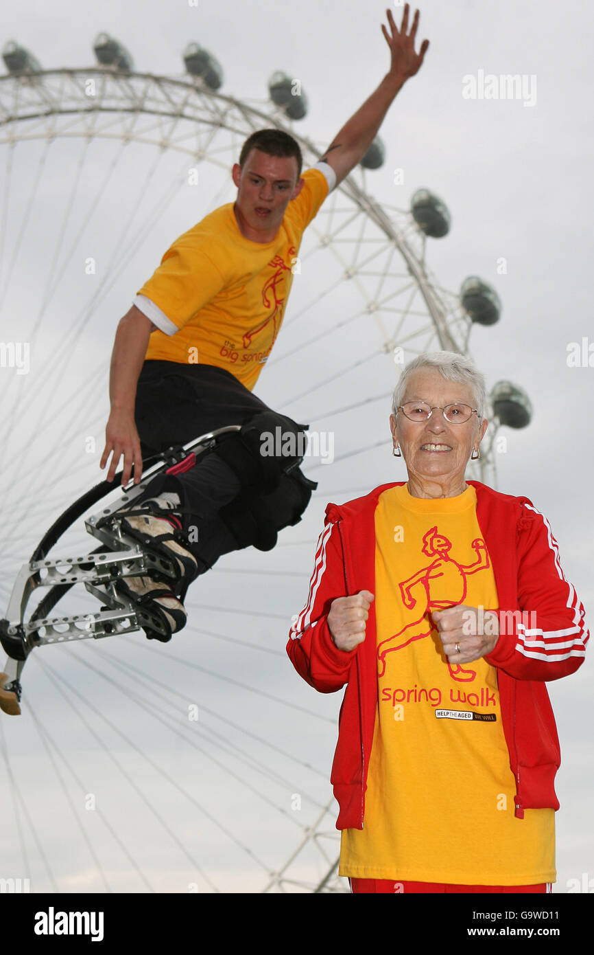 Il dimostratore di acrobazie Pro-Jump John Simpkins collabora con il pensionato Gwen Birch di 84 anni al London Eye, per fornire supporto all'Help the Aold 'Big Spring Walk', che si svolge questo fine settimana - 28 e 29 aprile. Foto Stock