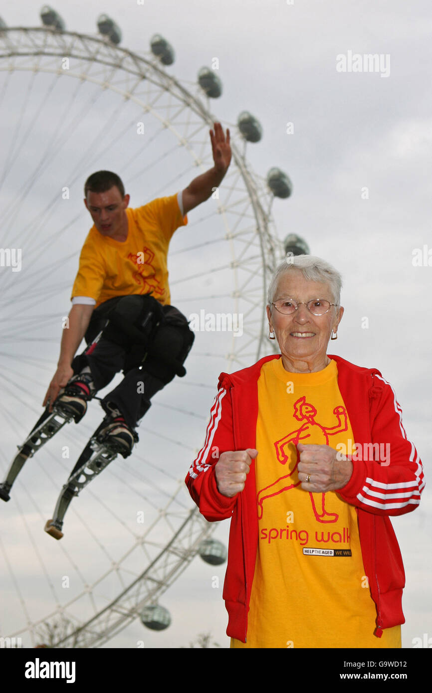 Il dimostratore di acrobazie Pro-Jump John Simpkins collabora con il pensionato Gwen Birch di 84 anni al London Eye, per fornire supporto all'Help the Aold 'Big Spring Walk', che si svolge questo fine settimana - 28 e 29 aprile. Foto Stock