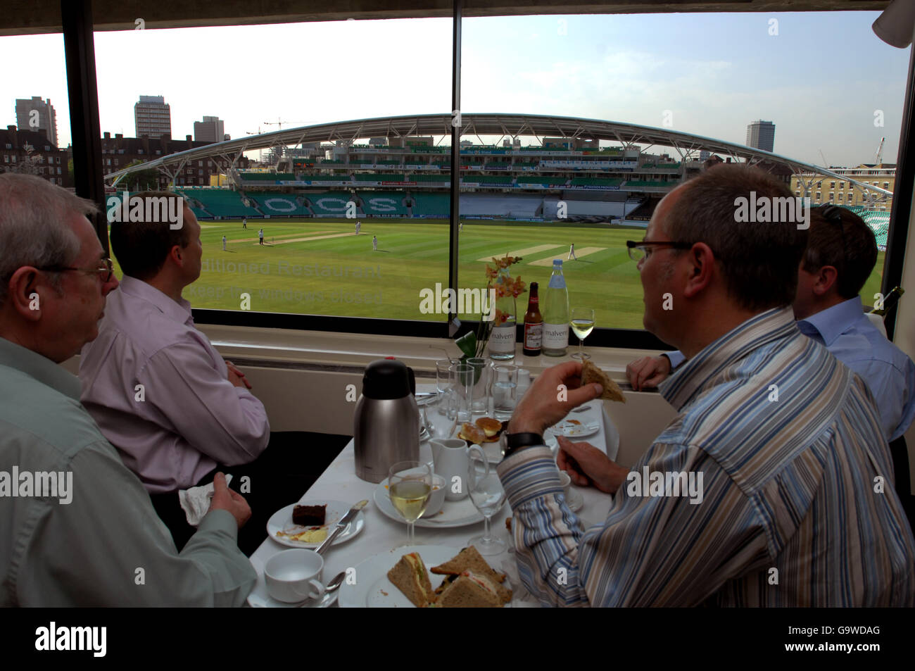 Cricket - Liverpool Victoria County Championship - Divisione uno - Surrey / Yorkshire - The Brit Oval. Executive Club and Restaurant, The Brit Oval, casa di Surrey Foto Stock