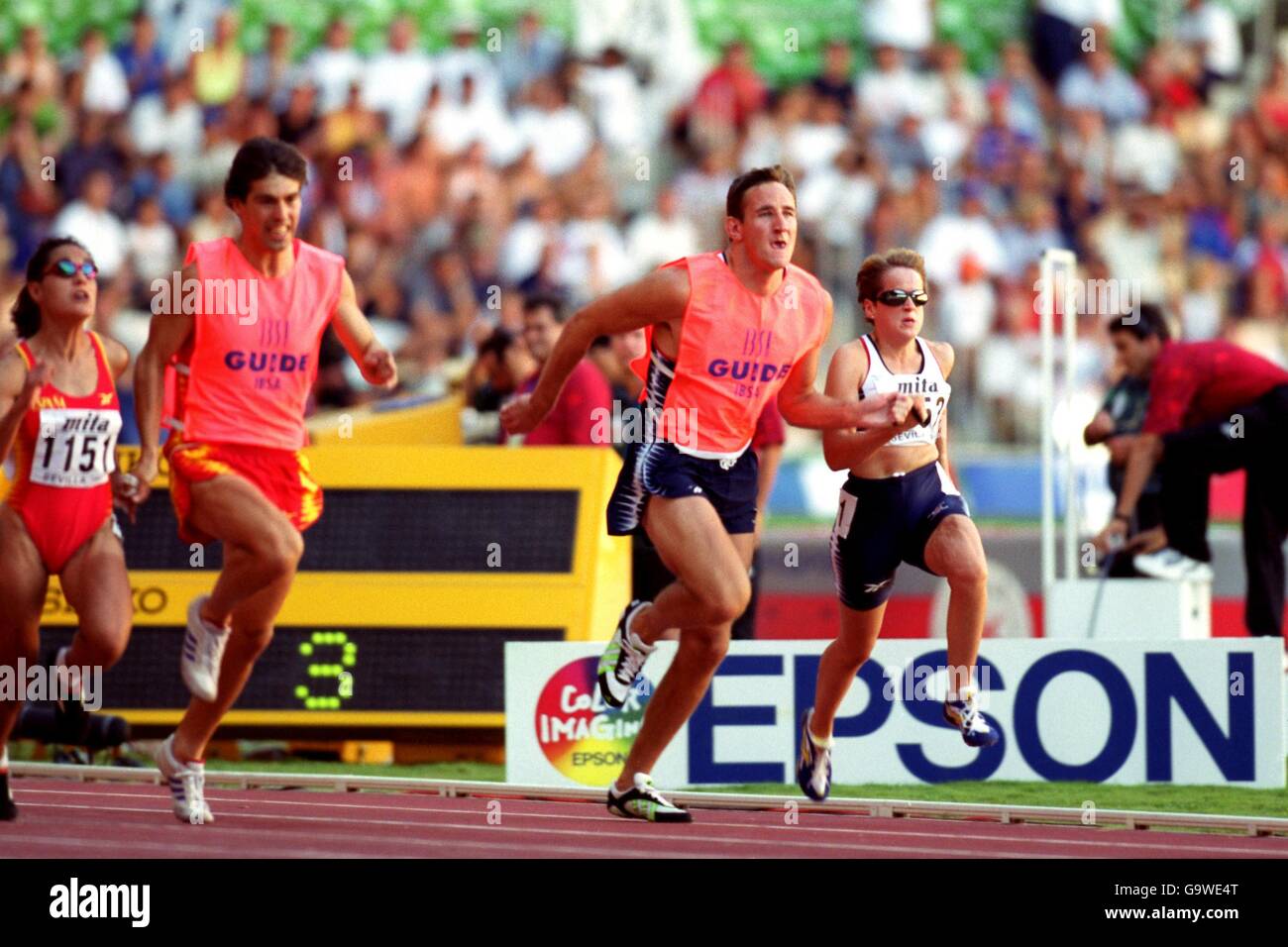 La Gran Bretagna Tracey Hinton (r) in azione in caldo due Dei ciechi della donna 100m Foto Stock