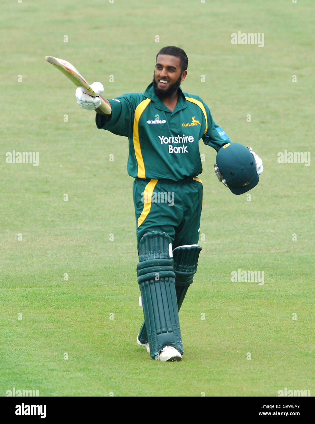 Cricket - Friends Provident Trophy North Group - Northamptonshire / Nottinghamshire - County Ground. Il Bilal Shafayat di Nottinghamshire celebra il suo secolo Foto Stock