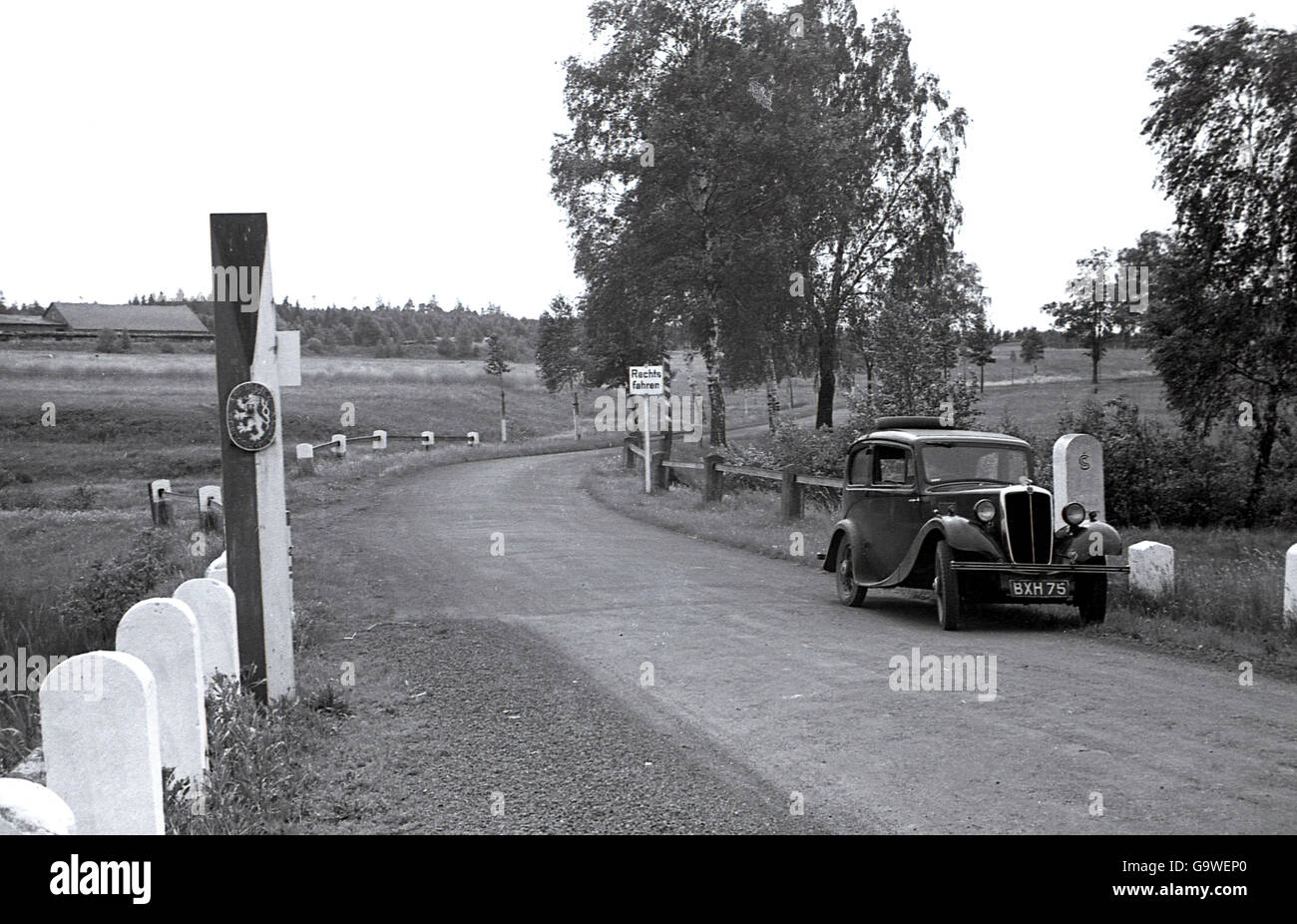 @ 1930, pre-ww11, storico, immagine mostra un auto con British numero piastre parcheggiato a fianco di un vicolo del paese nella regione di Karlovy Vary, 'Sudetenland', la lingua tedesca parte dell allora Cecoslovacchia. Foto Stock