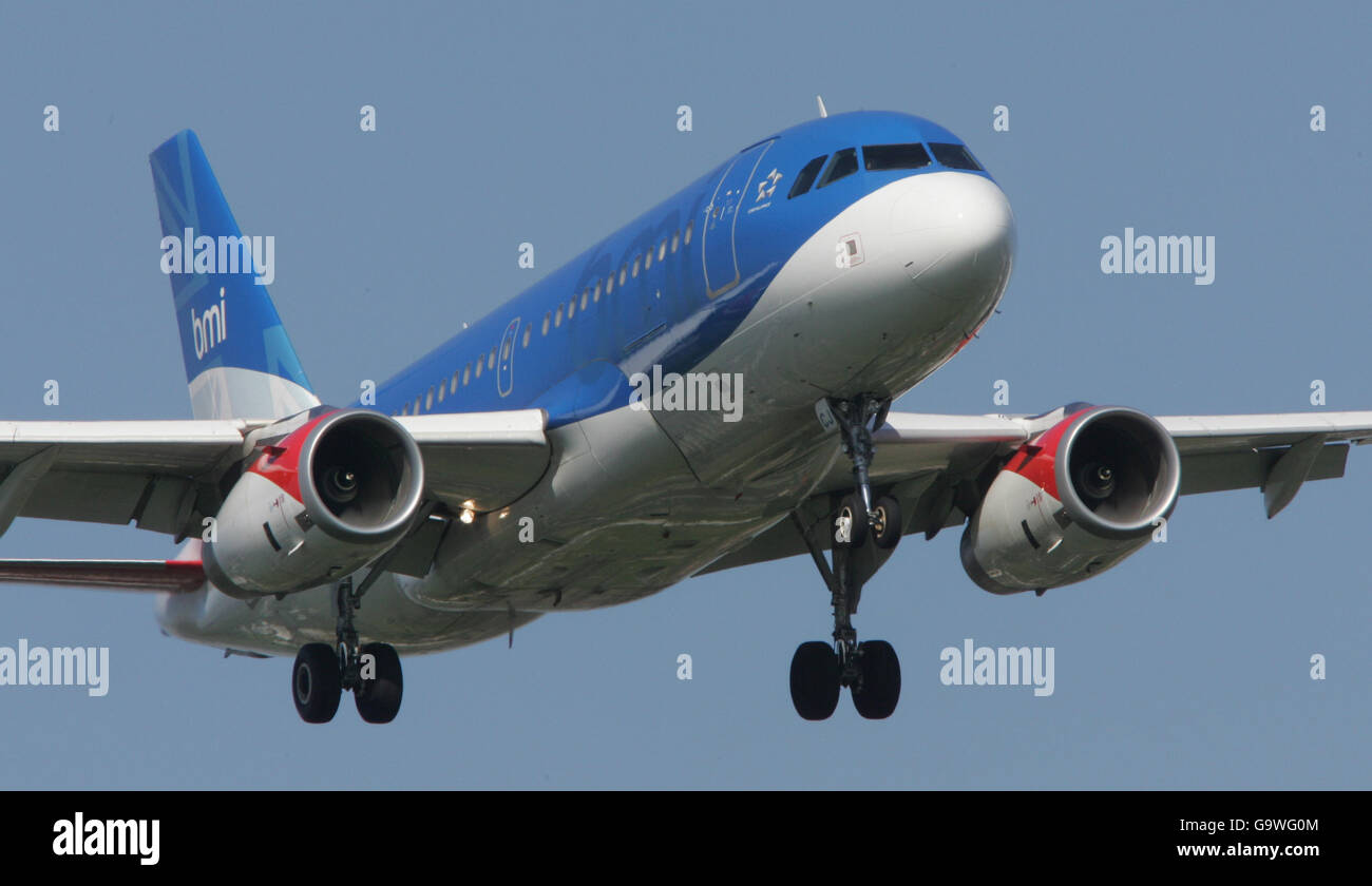 Un BMI (British Midland) Airbus 319 registrazione G-DBCJ arriva all'aeroporto di Heathrow. Foto Stock