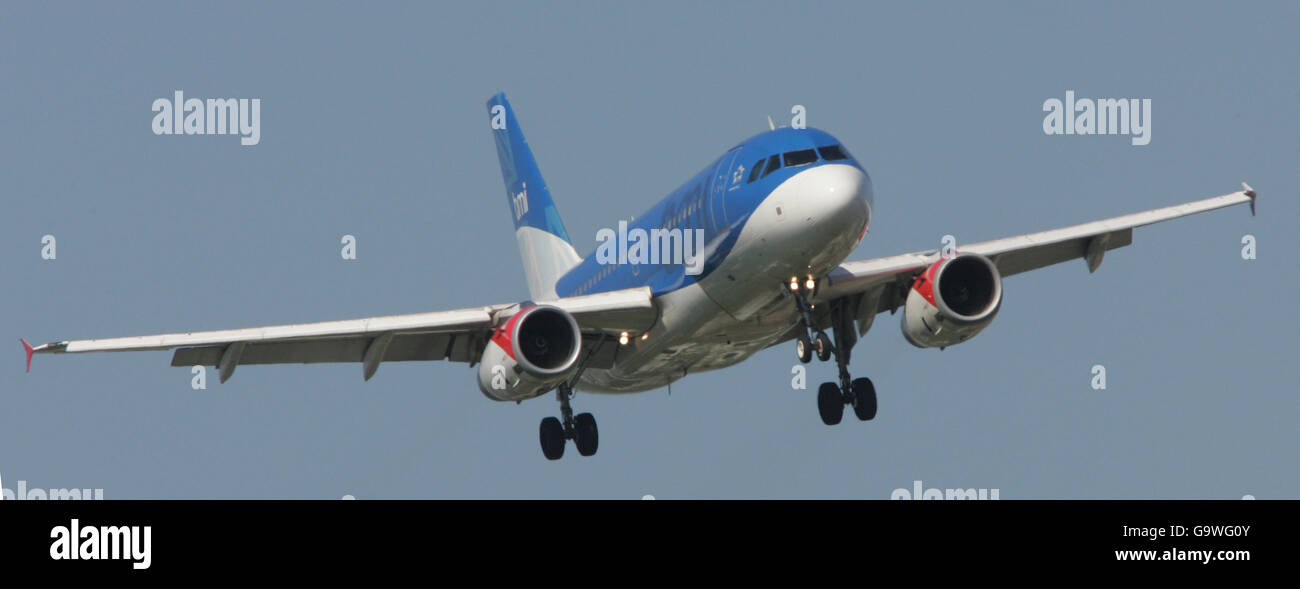 Stock di velivoli. Una registrazione BMI (British Midland) Airbus 319 G-DBCB arriva all'aeroporto di Heathrow. Foto Stock