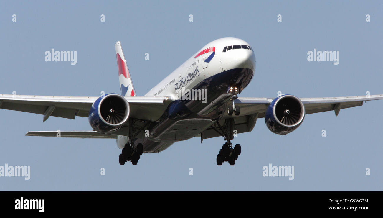 British Airways Boeing 777 registrazione G-ZZZC arriva all'aeroporto di Heathrow. Foto Stock