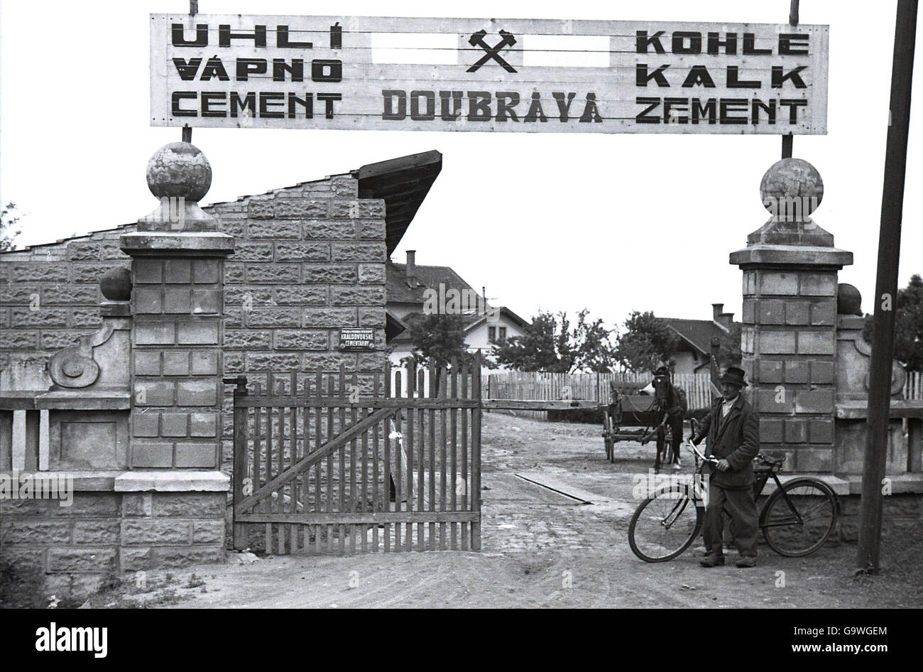 1930s, foto storiche che mostra l'entrata di una costruzione locale deposito merci, Doubrava, Regione di Karlovy Vary, nel Sudetenland, in preWW11 Cecoslovacchia. Foto Stock