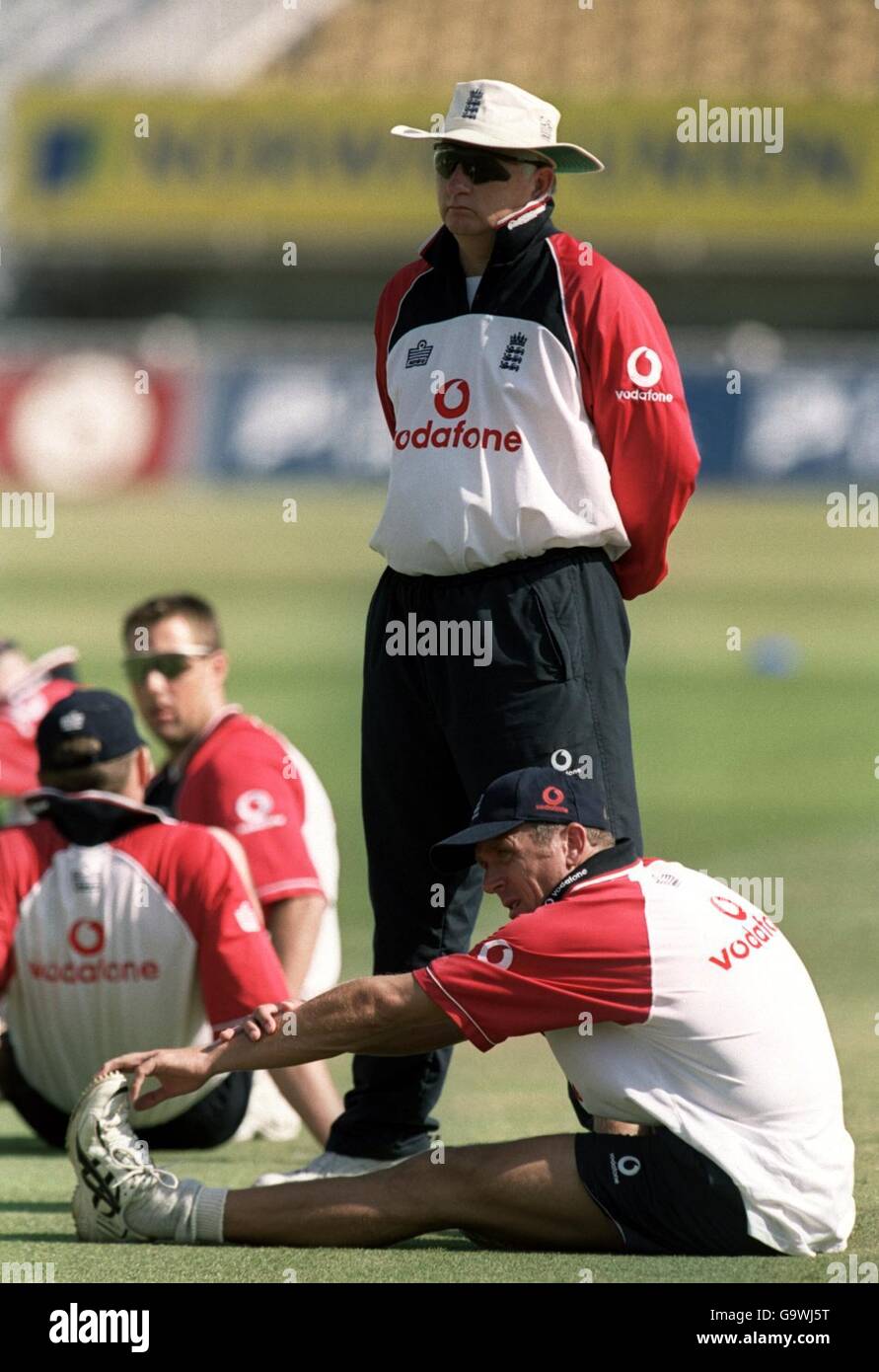 Cricket - The Ashes - primo test npower - Inghilterra / Australia - Anteprima. L'inglese Coach Duncan Fletcher si trova impassivamente tra i suoi giocatori Foto Stock