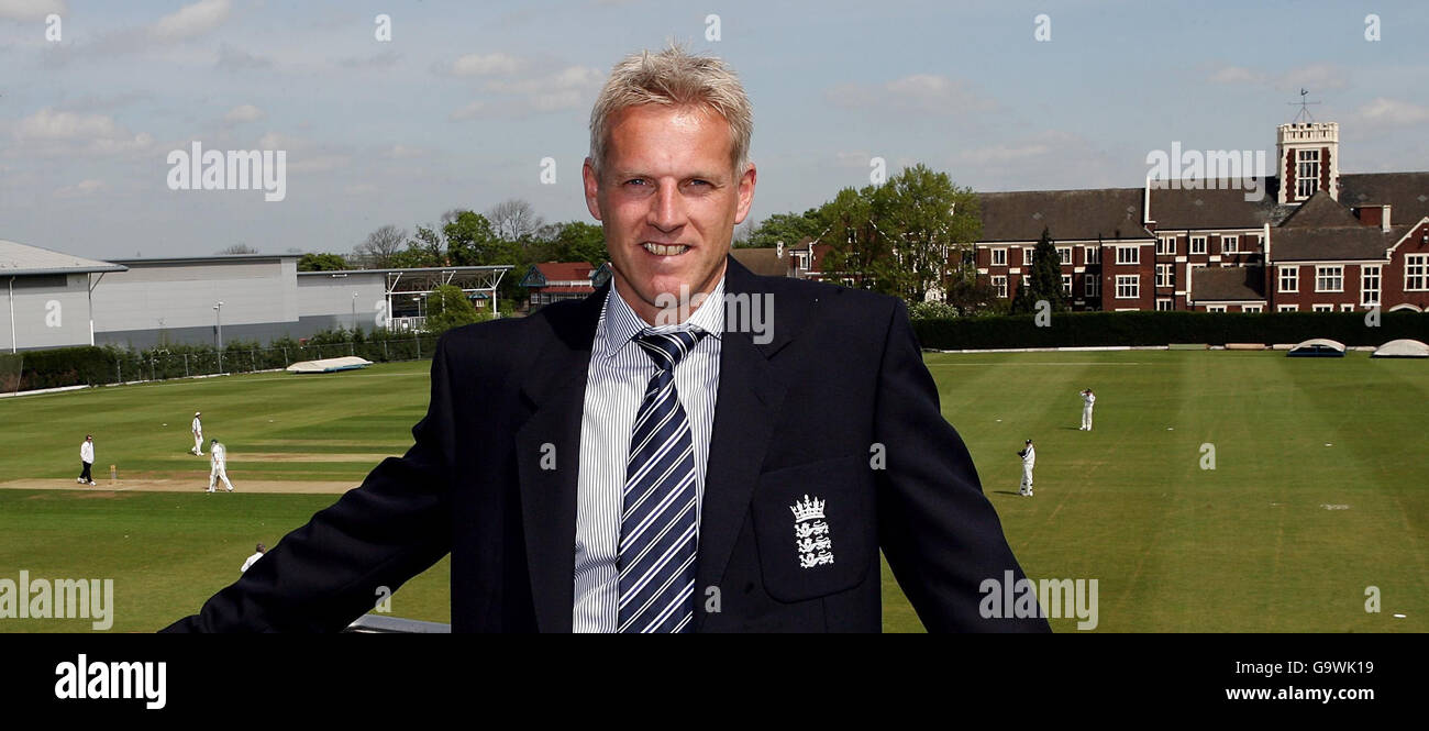 Il capo allenatore del New England Peter Moores si pone per le foto dopo una conferenza stampa alla National Cricket Academy di Loughborough. Foto Stock