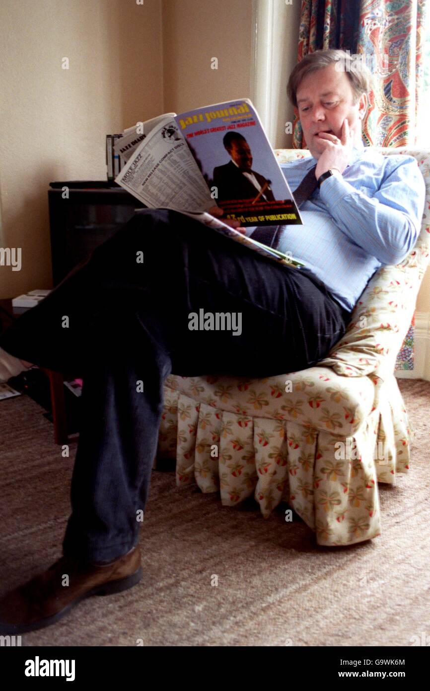 Politica - Ken Clarke. Rushcliffe il MP Kenneth Clarke legge una delle sue numerose riviste jazz nel comfort della propria casa Foto Stock