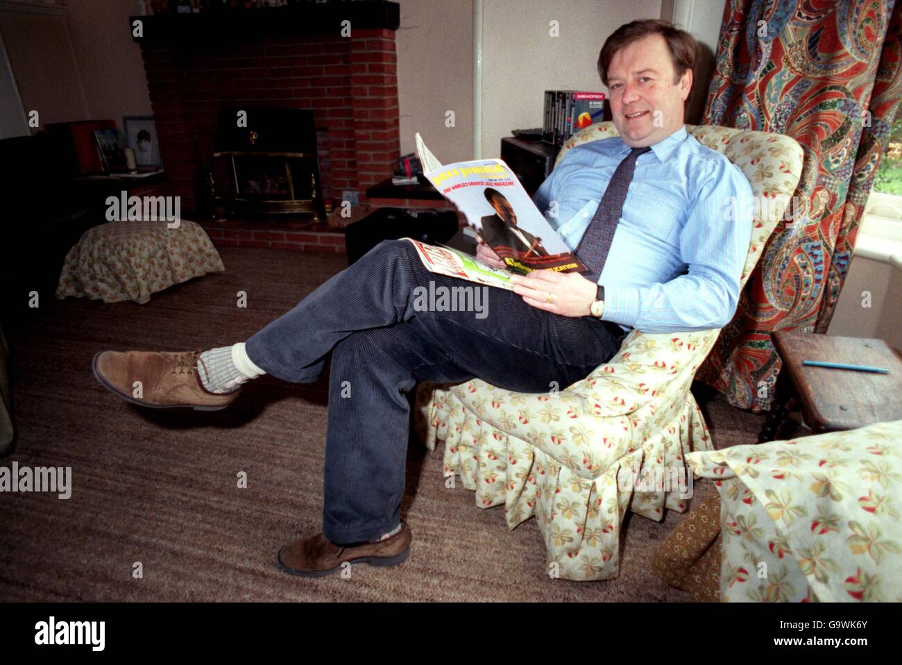Rushcliffe, MP Kenneth Clarke, legge uno dei suoi molti jazz riviste nel comfort della propria casa Foto Stock