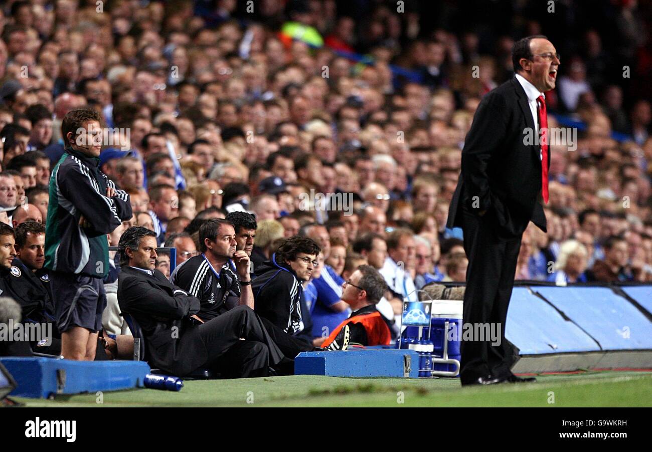 Calcio - UEFA Champions League - semifinale - prima tappa - Chelsea / Liverpool - Stamford Bridge. Rafael Benitez, direttore del Liverpool, e Jose Mourinho, direttore del Chelsea (a sinistra, seduta) Foto Stock