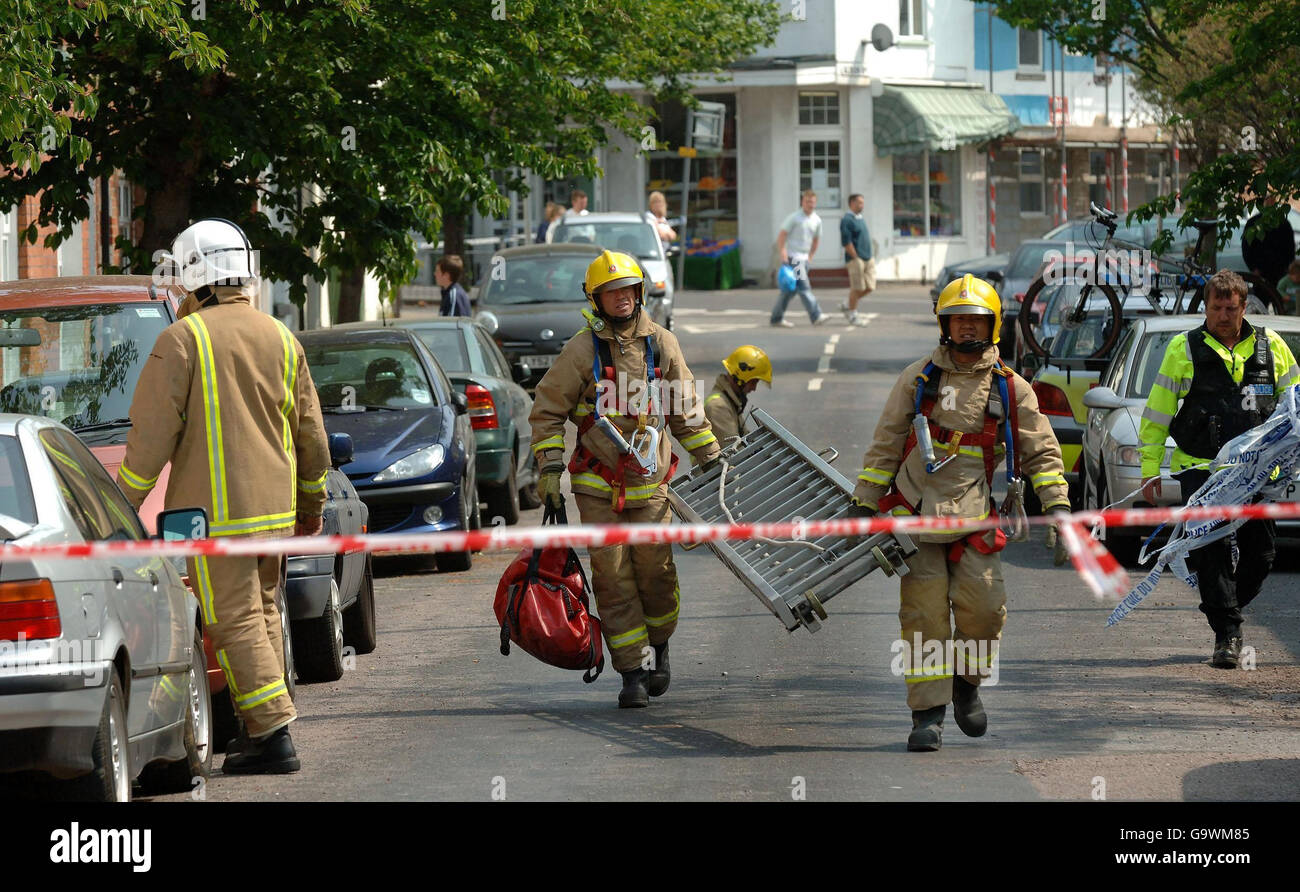 I vigili del fuoco portano una scala a Folkestone, Kent, dove le case sono state colpite da un terremoto questa mattina. Foto Stock