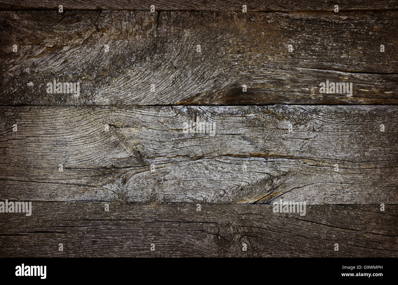 Il marrone ed il grigio vintage vecchio pannello di legno texture di sfondo non verniciata orizzontale di età compresa tra i listelli e lacune e più scure di bordo ombreggiato Foto Stock