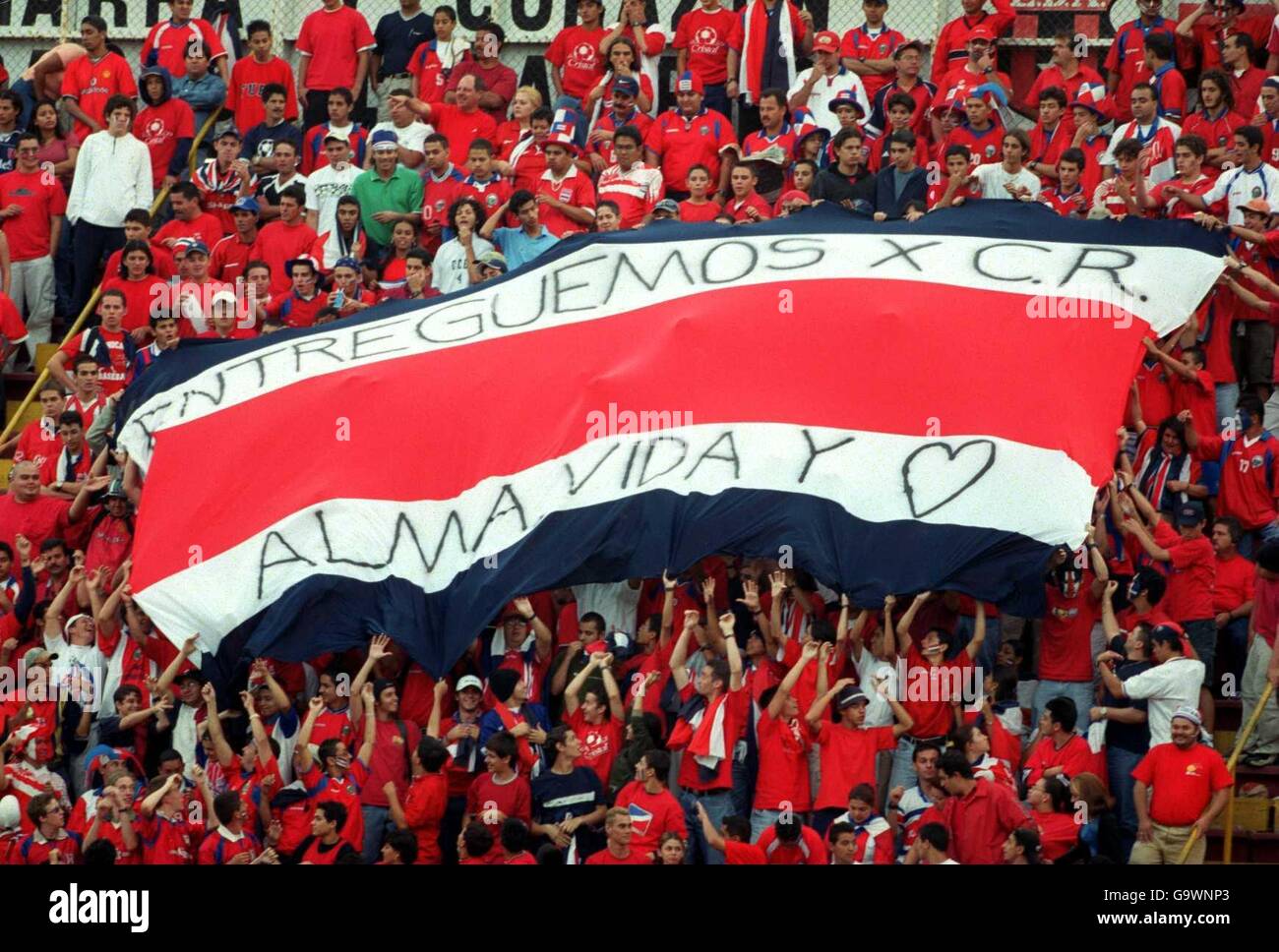 Calcio - Coppa del mondo 2002 Qualifier - Sezione CONCACAF - Gruppo finale - Costa Rica / Giamaica. I tifosi costaricani con una bandiera nazionale gigante Foto Stock
