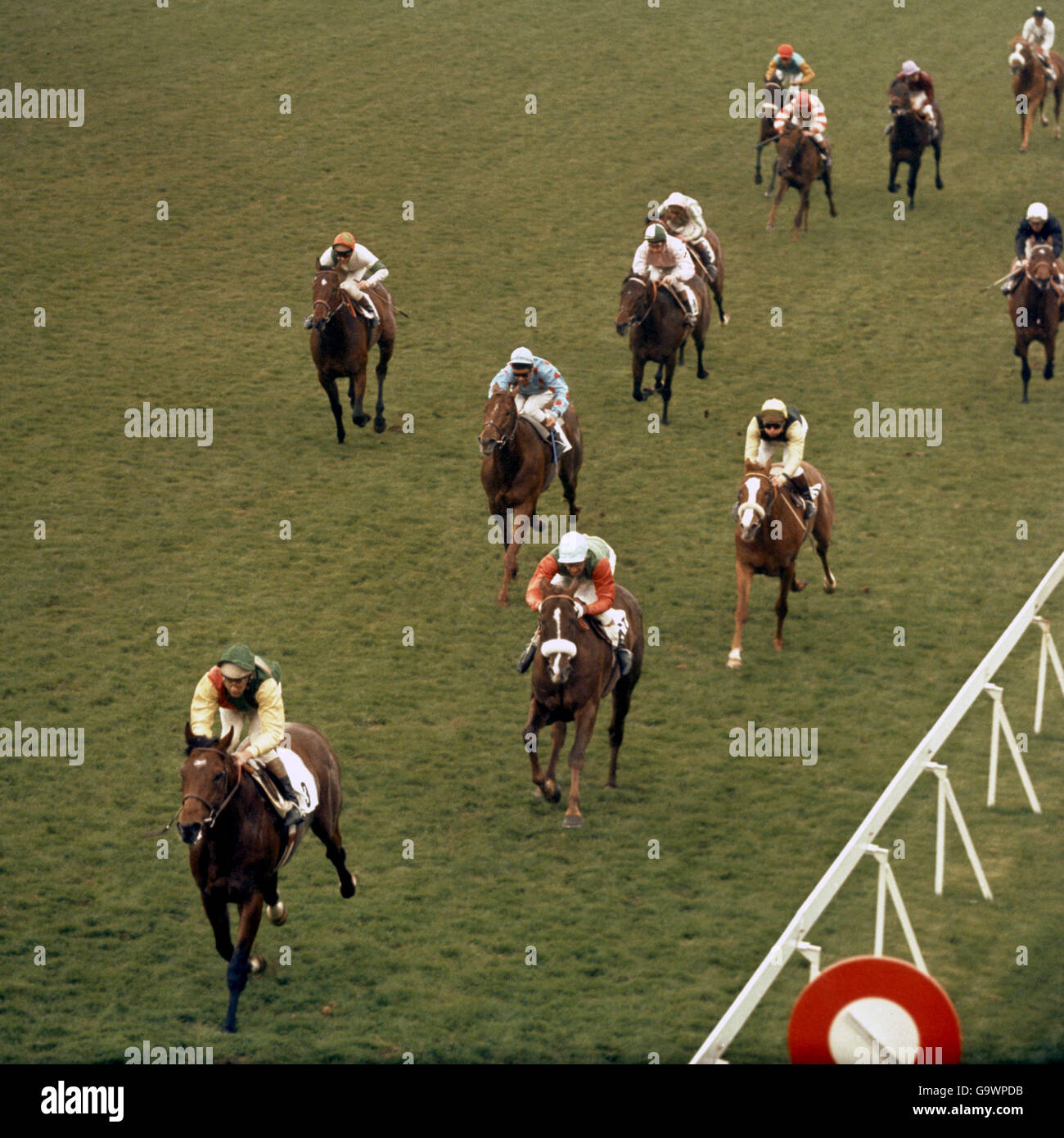 Nijinsky (guidato da Jockey Lester Piggot, di proprietà di Charles W. Engelhard, Jr. E addestrato da Vincent o'Brien) guida il campo sulla strada per vincere la gara Foto Stock