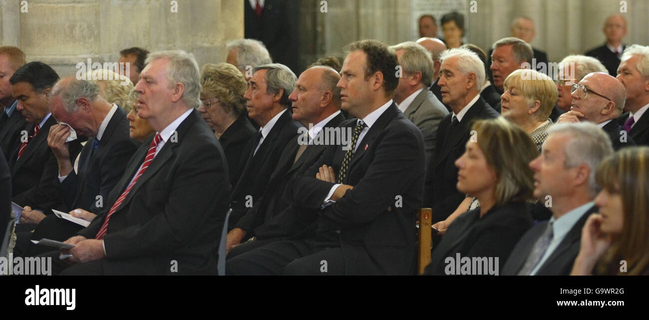 Famosi ex calciatori, tra cui Jack Charlton (a sinistra), Lawrie McMenemy, Gordon Banks e Noby Stiles (a destra), piangono la perdita del loro amico Alan Ball alla Cattedrale di Winchester. Foto Stock