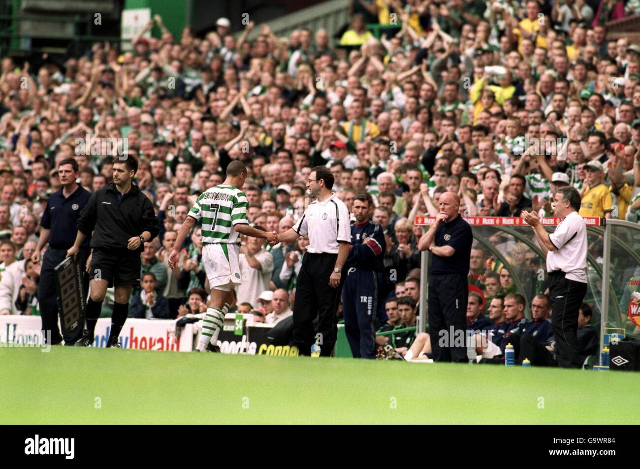 Il manager di Celtic, Martin o'Neill, si congratula con l'eroe di due gol Henrik Larsson mentre viene decolorato dopo la sfida dal guardiano del cuore, Anti Niemi. Foto Stock