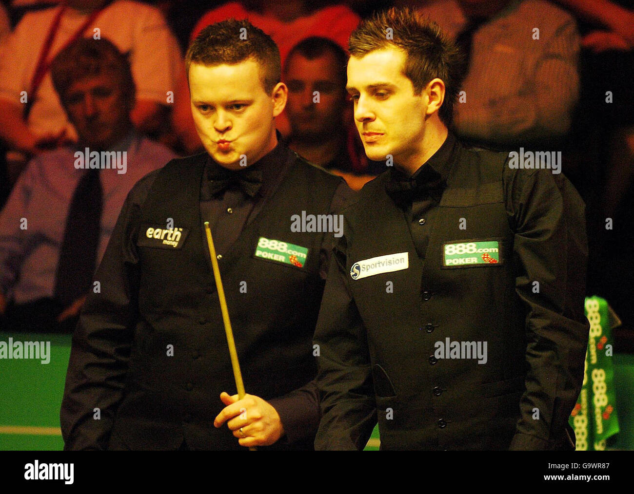 Inghilterra Shaun Murphy (a sinistra) l'inglese Mark Selby studia il tavolo durante la partita semifinale ai Mondiali Snooker Championships al Crucible Theatre di Sheffield. Foto Stock