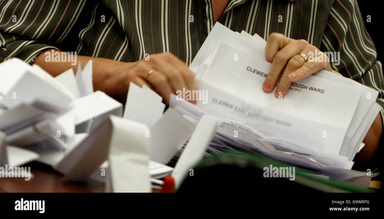 Il conservatore MP per Maidenhead Theresa May guarda il conte nelle elezioni locali per Maidenhead e Windsor. Foto Stock