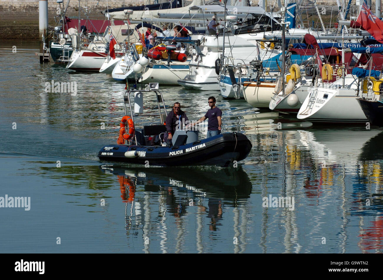 Polizia alla ricerca di Madeleine McCann cerca il porto turistico a Lagos, Portogallo. Foto Stock