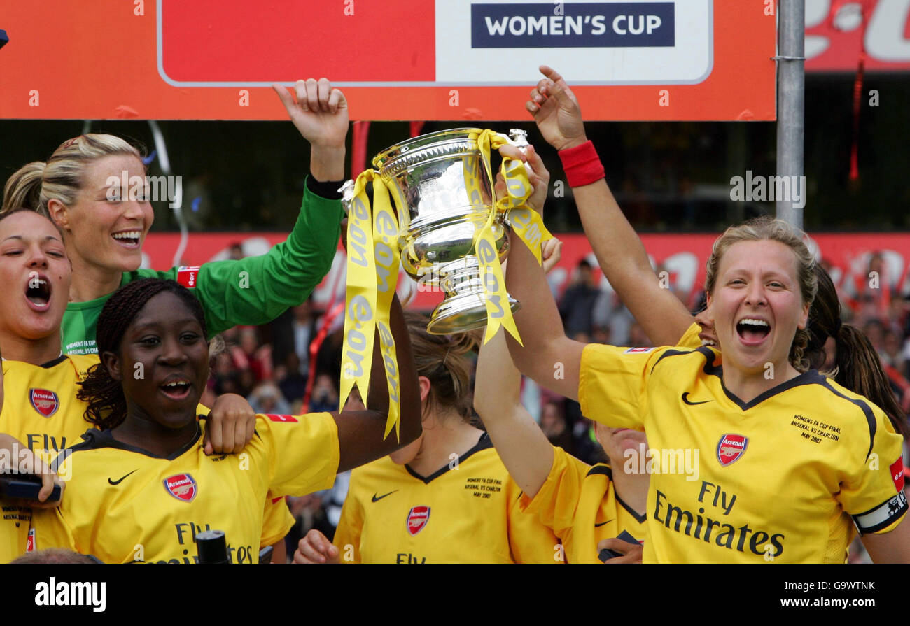 Il capitano dell'Arsenal Jayne Ludlow (a destra) festeggia con i compagni di squadra dopo che il 4-1 ha vinto Charlton Athletic nella partita finale della Coppa fa delle Donne al City Ground di Nottingham. Foto Stock