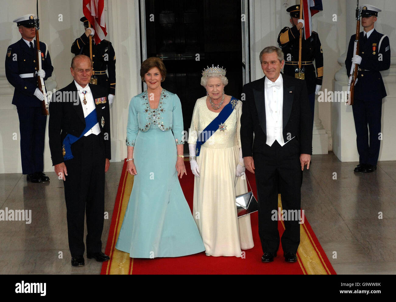 La regina britannica Elizabeth II e il duca di Edimburgo arrivano per una cena di stato ospitata dal presidente degli Stati Uniti, George Bush, di destra, e la moglie Barbara alla Casa Bianca, Washington DC, il sesto giorno della sua visita di stato negli Stati Uniti. Foto Stock