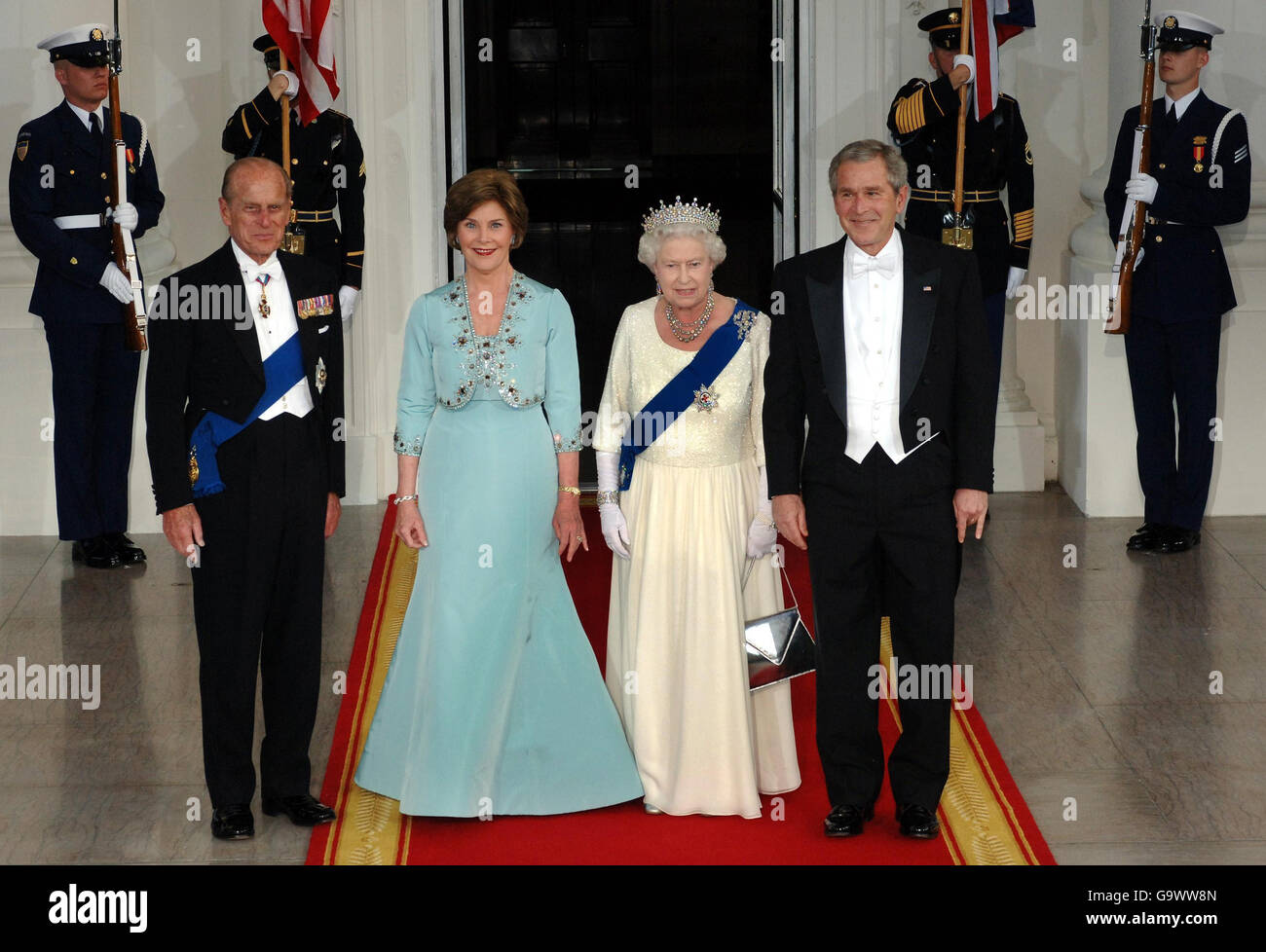 La regina britannica Elizabeth II e il duca di Edimburgo arrivano per una cena di stato ospitata dal presidente degli Stati Uniti, George Bush, di destra, e la moglie Barbara alla Casa Bianca, Washington DC, il sesto giorno della sua visita di stato negli Stati Uniti. Foto Stock