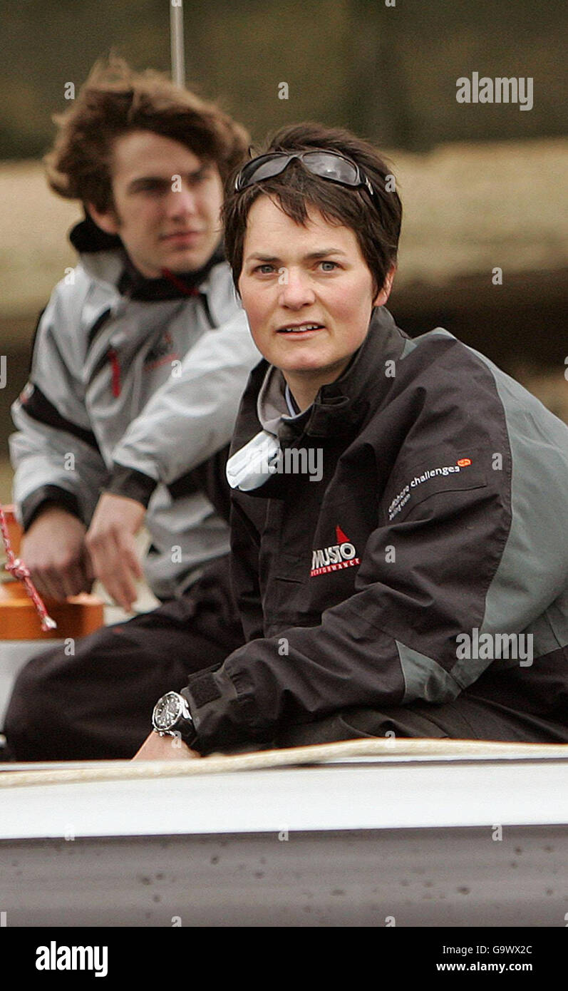 Dame Ellen MacArthur salpa un Extreme 40, l'ultima in velocità navigando lungo il Tamigi verso Tower Bridge a Londra per lanciare ufficialmente la iShares Cup Extreme40 Sailing Series. Foto Stock