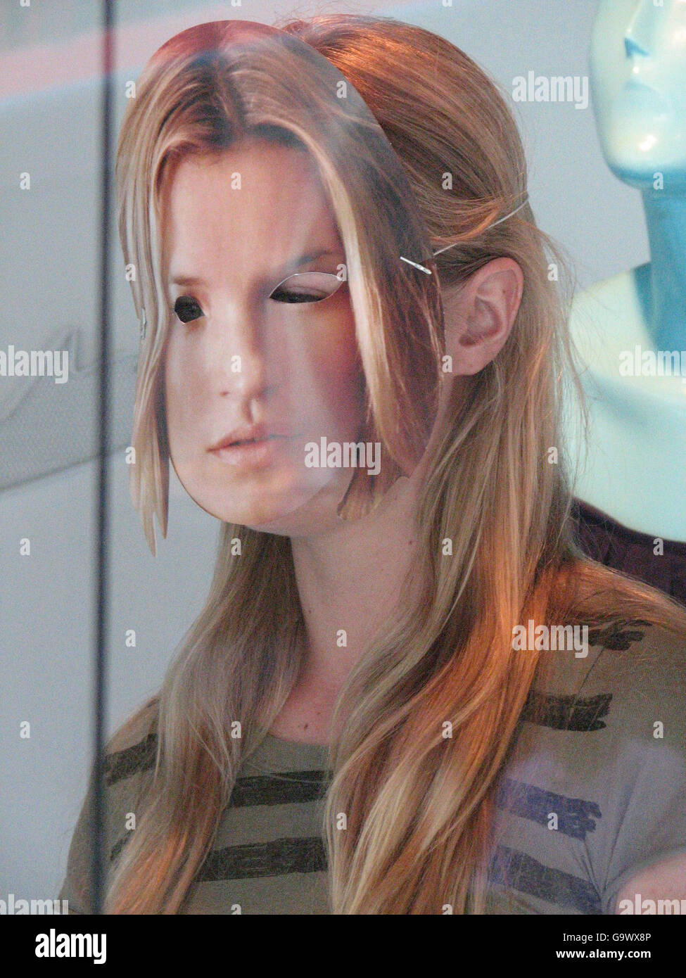 I Newyorkesi coda per vedere Kate Moss collezione Foto Stock