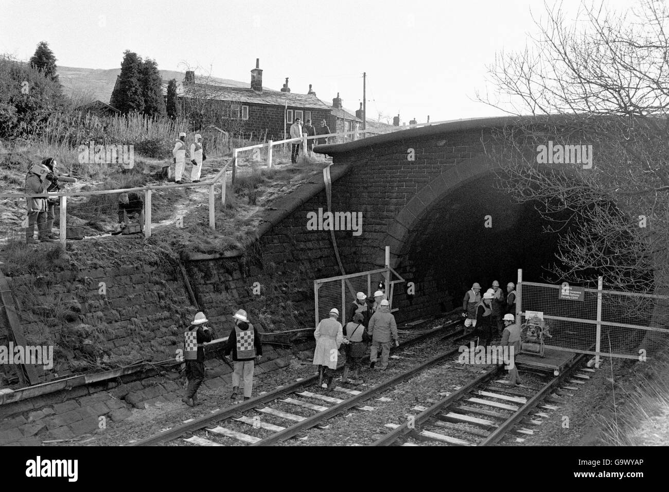 I funzionari delle ferrovie britanniche entrano nel Summit Tunnel per effettuare un'ispezione completa del sito dopo l'esplosione di un treno carburante nel tunnel. Nessuno è stato ferito e l'incendio è stato contenuto dal tunnel stesso e le squadre Greater Manchester e West Yorkshire Fire Brigade che hanno coordinato i loro sforzi. Il calore nel tunnel ha raggiunto 1,530 gradi Fahrenheit, abbastanza caldo da fondere parte della muratura che riveste il tetto del tunnel. Foto Stock