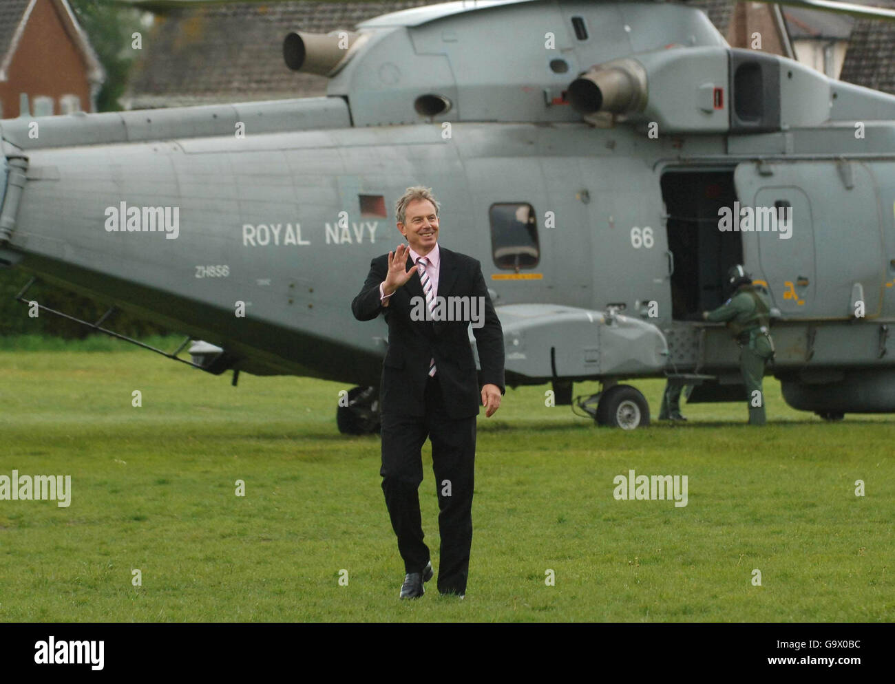 Il primo ministro britannico Tony Blair arriva in elicottero alla Windsor High School di Halesowen. Foto Stock