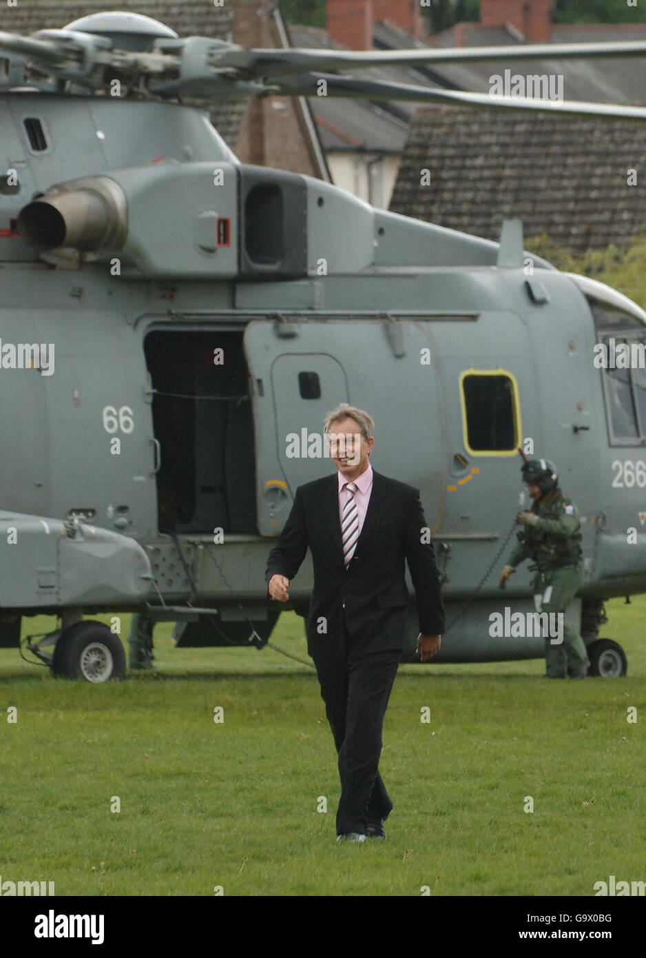 Il primo ministro britannico Tony Blair arriva in elicottero alla Windsor High School di Halesowen. Foto Stock