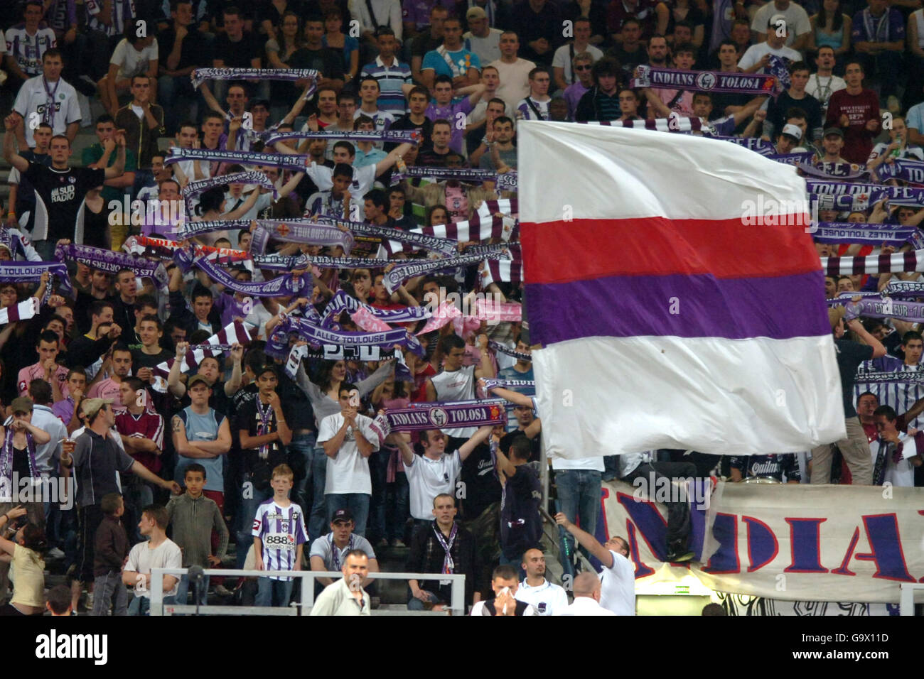 Calcio - Ligue francese 1 - Tolosa v le Mans - Stadio Muncipal, Tolosa. I tifosi di Tolosa incoraggiano la loro squadra Foto Stock