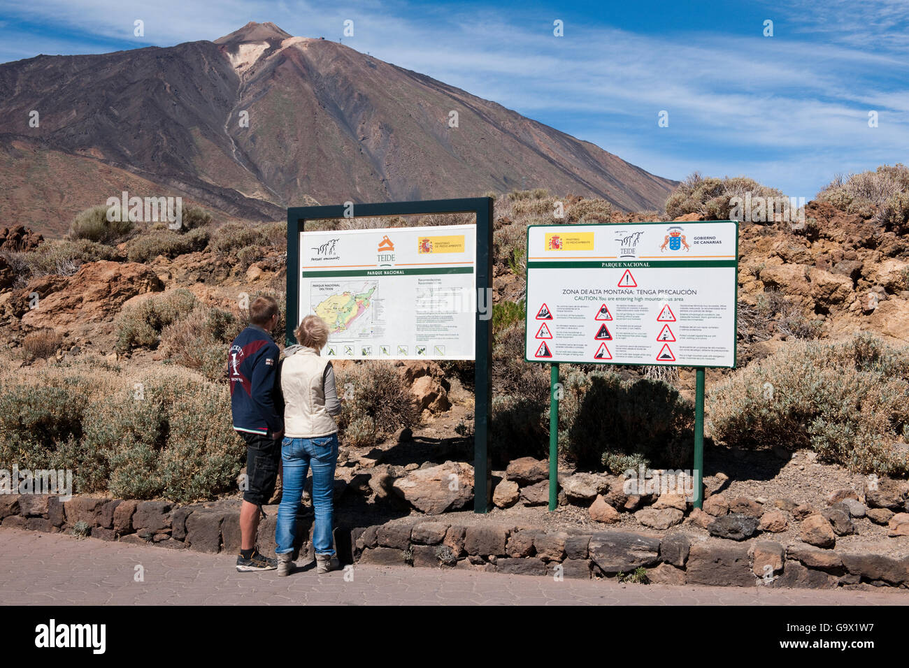 I turisti in cerca di informazioni a bordo al Teide, il Teide alto plateau, Tenerife Spagna Isole Canarie, Europa Foto Stock