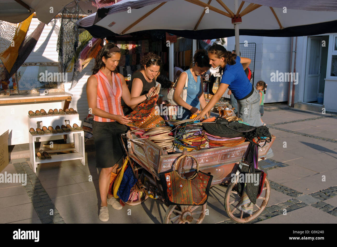 Le donne sul mercato locale, Ayvalik, Balikesir, Turchia, Asia / Ayvalik Foto Stock