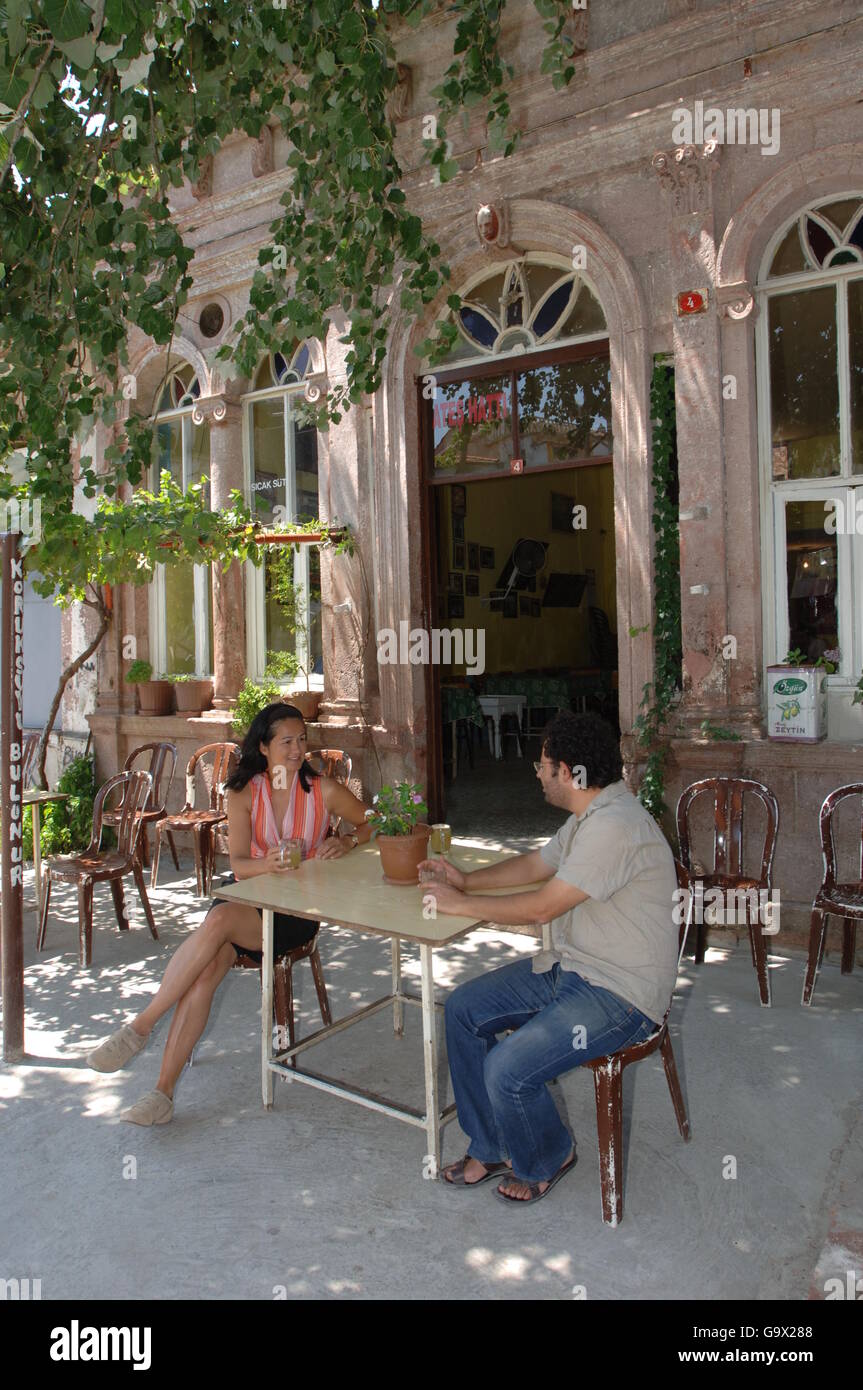 Paio di bere il tè di fronte teahouse, coffeehouse, Ayvalik, Cunda, Balikesir, Turchia, Asia / Ayvalik Foto Stock