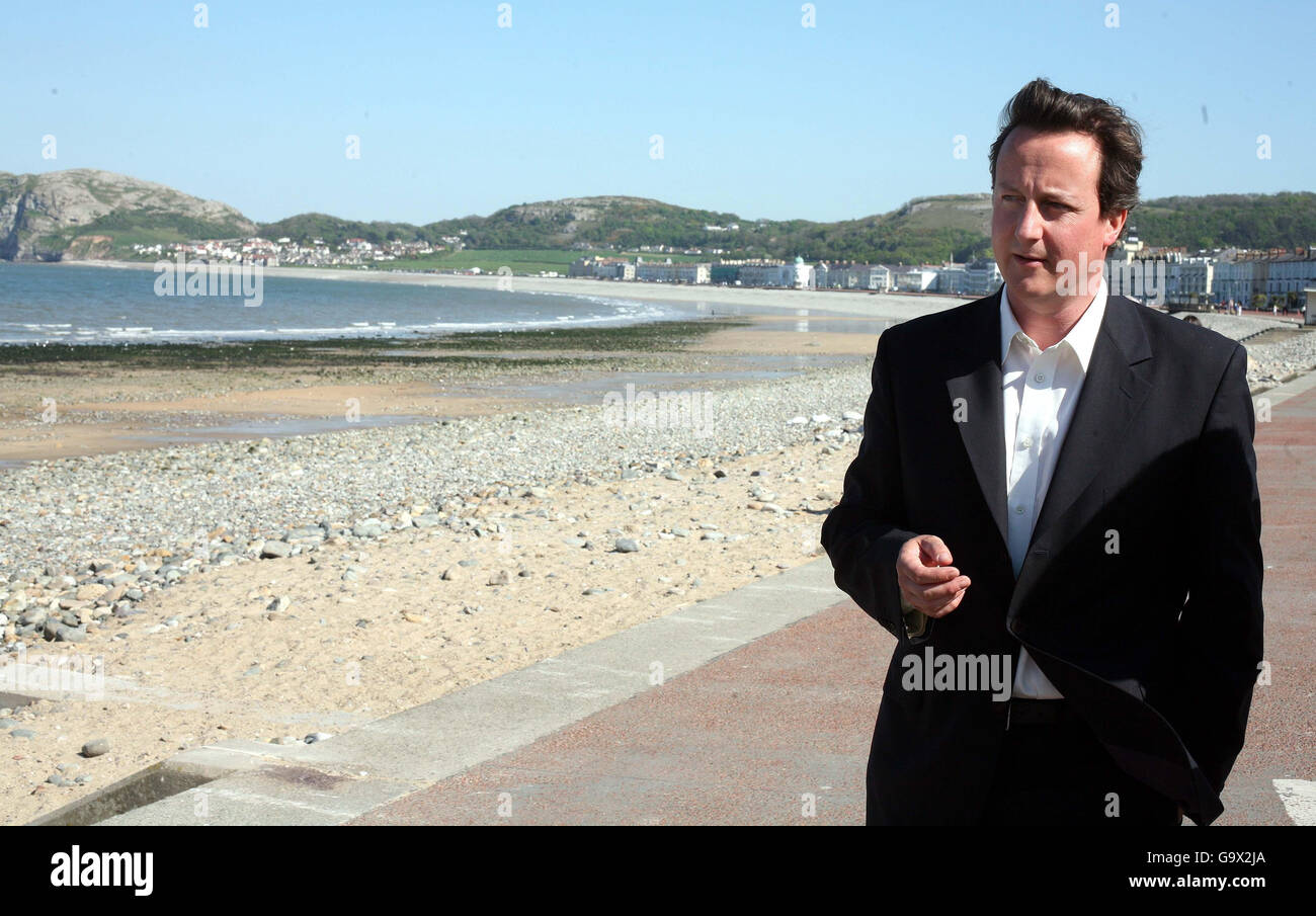 Cameron sul sentiero delle elezioni Foto Stock