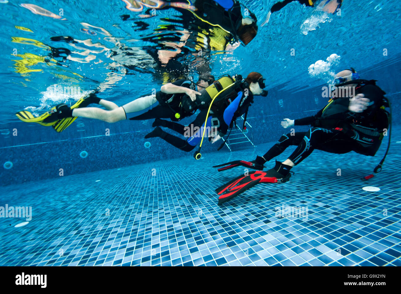 Portatori di handicap subacqueo con istruttore subacqueo Foto Stock