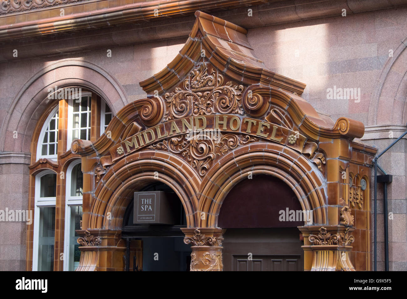 La Midland Hotel, Manchester porta con fantasia adournments in terracotta Foto Stock