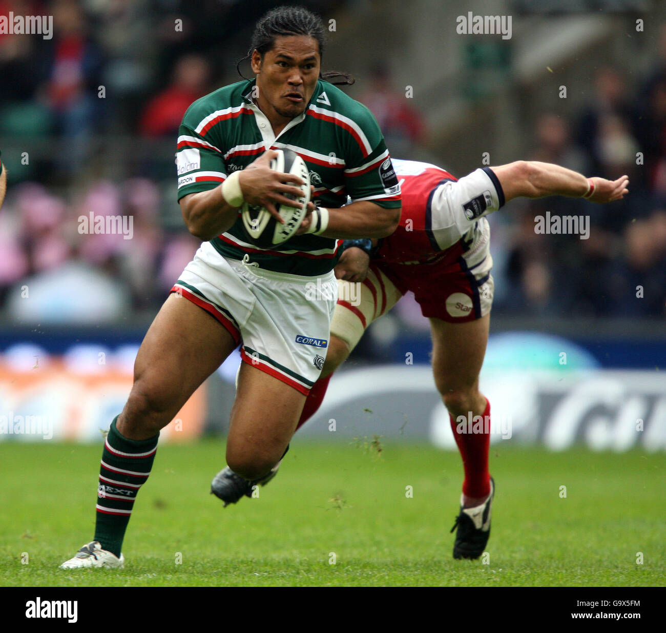 Rugby Union - Guinness Premiership Final - Gloucester Rugby / Leicester Tigers - Twickenham. Andy Hazell di Gloucester Rugby è lasciato trainato da Alesana Tuilagi di Leicester Tigers Foto Stock