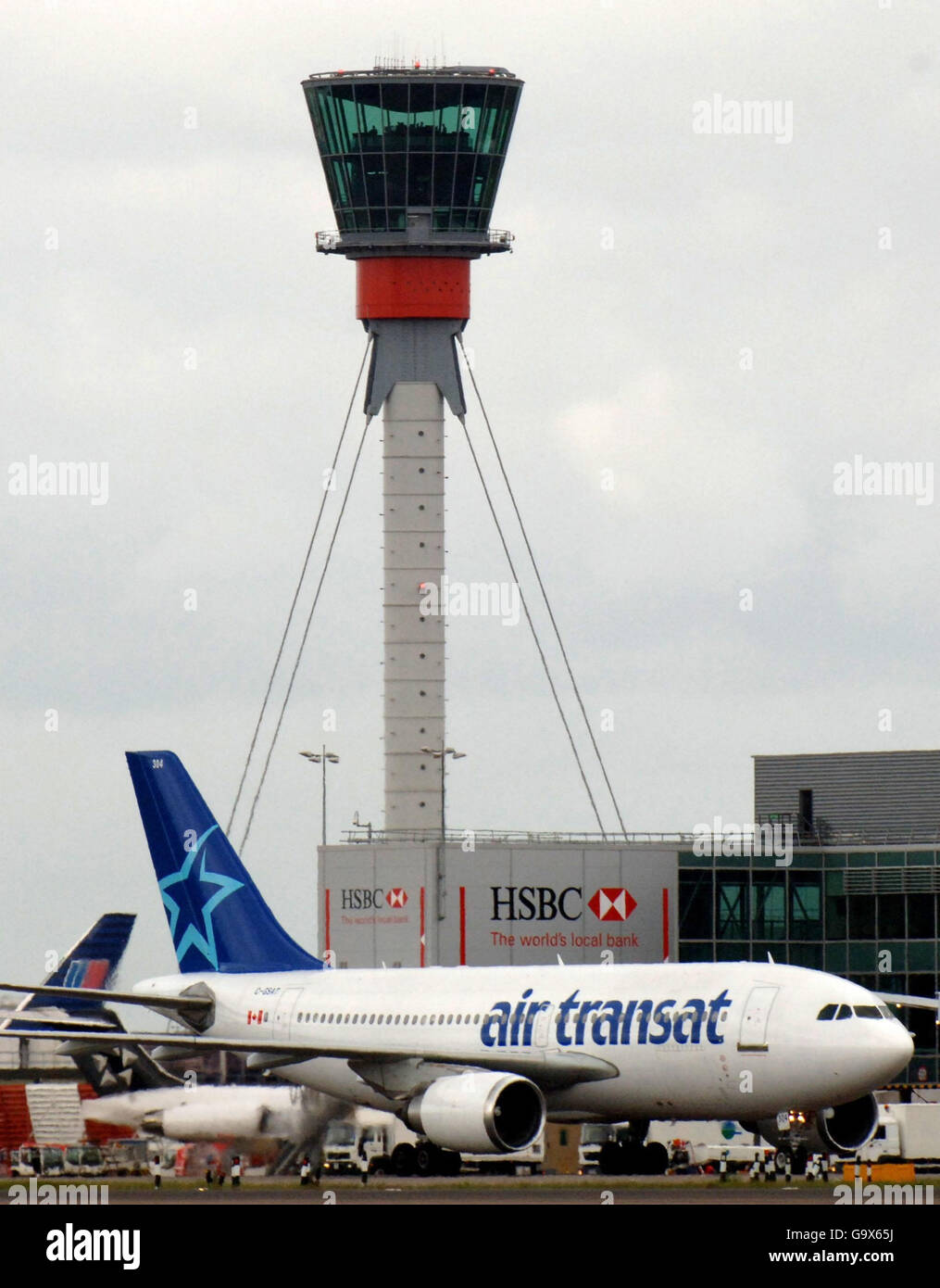 Un Airbus A310 di Air Transat, la cui consociata, il tour operator britannico Canadian Affair, ha fatto la storia durante il fine settimana con l'inizio del primo servizio low-cost a lungo raggio da Heathrow a Toronto. 12/05/2007. Foto Stock